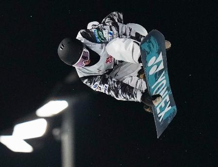 男子ビッグエア決勝 エアを決める木村葵来=北京(共同)