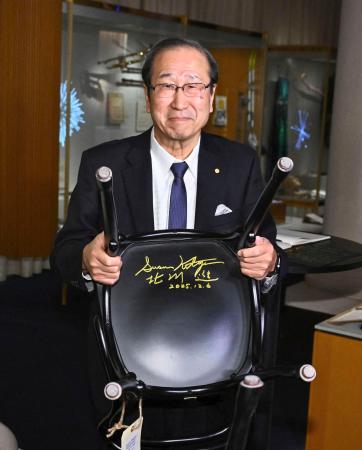 ストックホルムのノーベル博物館を訪問し、椅子の裏に書いたサインを披露する北川進・京都大特別教授=6日(ロイター=共同)