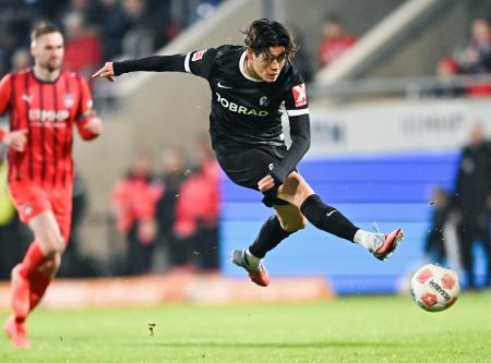 　ハイデンハイム戦で攻め込むフライブルクの鈴木唯＝ハイデンハイム（共同）