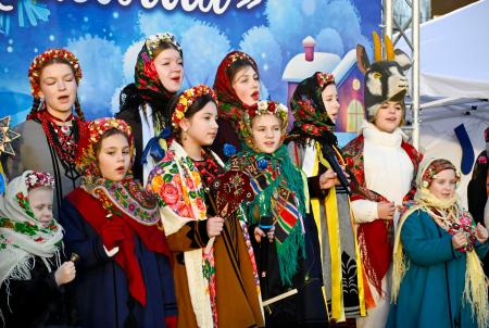 ６日、ウクライナ・ボロディアンカで、クリスマスソングを歌う子どもたち（共同）