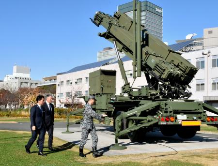 自衛隊のＰＡＣ３を見学する（左から）小泉防衛相、オーストラリアのマールズ副首相兼国防相＝７日午前、防衛省
