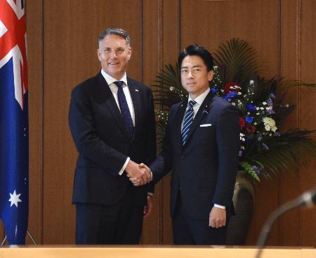 　会談を前に、オーストラリアのマールズ副首相兼国防相（左）と握手する小泉防衛相＝７日午前、防衛省