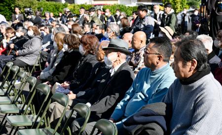 静岡県伊東市長選が告示され、候補者の演説を聞く市民ら=7日午前、伊東市