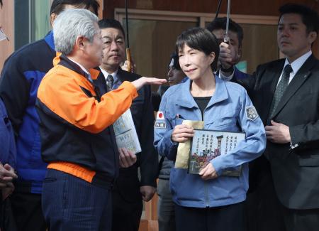 石川県珠洲市の応急仮設住宅を視察し、泉谷満寿裕市長(左)から説明を受ける高市早苗首相=7日午前(代表撮影)