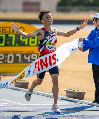 防府読売マラソン男子で、日本勢最高の２位でゴールする西山和弥＝ダイキョーニシカワスクエア陸上競技場