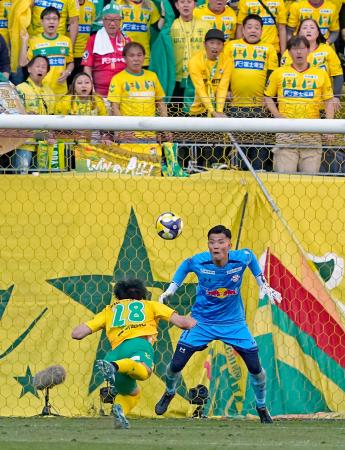 千葉―大宮　後半、ヘディングで決勝ゴールを決める千葉・河野（左）。ＧＫ加藤＝フクアリ