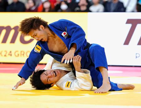 　男子６６キロ級準決勝　武岡毅（下）と対戦する阿部一二三＝東京体育館