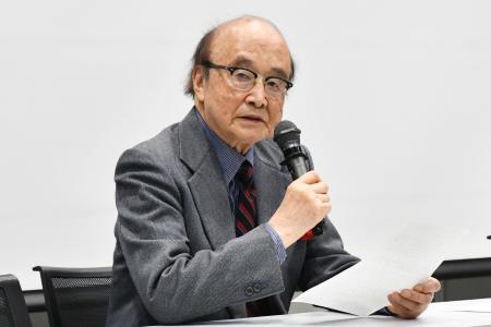声明を読み上げる「国際アジア共同体学会」の会長の進藤栄一筑波大名誉教授＝７日午後、東京都千代田区