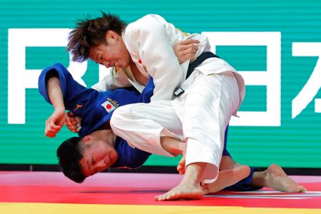 男子６６キロ級決勝　顕徳海利（下）を破って優勝した阿部一二三＝東京体育館