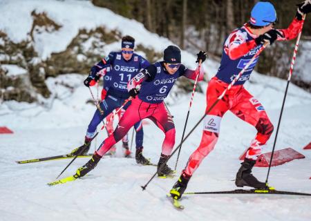 Ｗ杯複合男子個人第４戦の後半距離で力走する谷地宙（中央）＝トロンヘイム（共同）