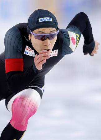 男子５００メートルで滑走する森重航。３位に入った＝ヘーレンフェイン（共同）