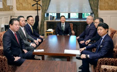会談に臨む立憲民主党の笠国対委員長（中央）ら野党の国対委員長＝８日午前、国会