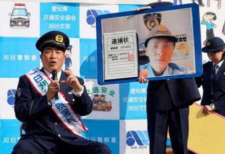 詐欺電話について話す山本昌さん＝８日午前、愛知県刈谷市の刈谷ハイウェイオアシス