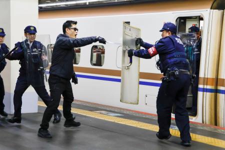ＪＲ大宮駅の新幹線ホームで行われた、刃物を持った不審者が現れたと想定した防犯訓練＝８日午後