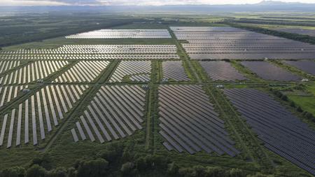 釧路湿原周辺に建設された大規模太陽光発電所（メガソーラー）＝８月、北海道釧路町