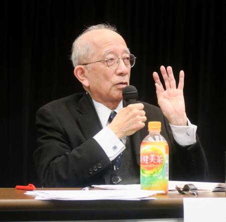 高市首相の国会答弁に関し、記者会見で撤回を求める東郷和彦元外務省条約局長＝８日午後、国会