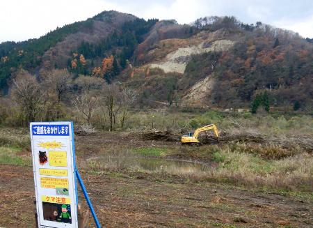 秋田県能代市の河川敷の伐採作業＝１１月（国交省提供）