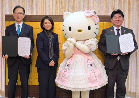 基本構想の説明のため、大分県庁を訪れたサンリオエンターテイメントの小巻亜矢社長（左から２人目）ら＝８日（（Ｃ）　２０２５　ＳＡＮＲＩＯ　ＣＯ．，　ＬＴＤ．　ＴＯＫＹＯ，　ＪＡＰＡＮ　著作株式会社サンリオ）