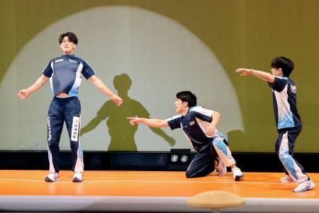 能登半島地震チャリティーイベントに出演して宙返りを披露した体操男子の橋本大輝選手（左）と谷川航選手（中央）ら＝８日、川崎市
