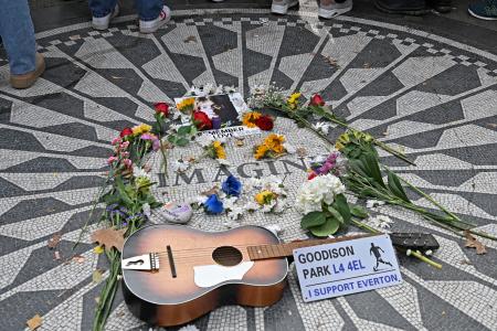 米ニューヨーク・セントラルパークの広場で、花が飾られた「イマジン」の文字をあしらったモザイク模様＝８日（共同）