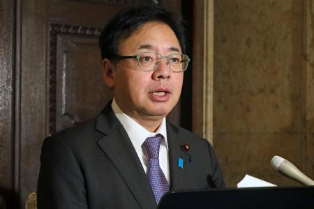 記者会見する上野厚労相＝９日午前、国会