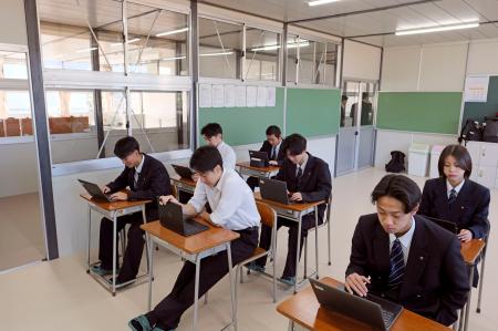 完成した石川県立輪島高の仮設校舎で行われたホームルーム＝９日朝、輪島市