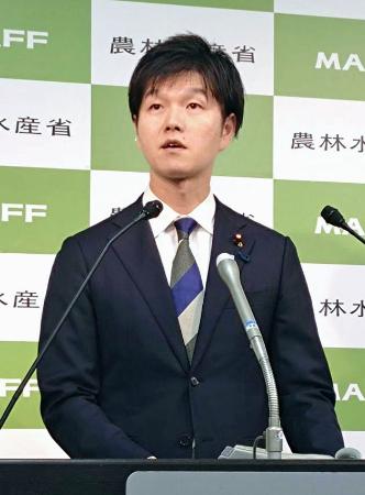 記者会見する鈴木農相＝９日午前、農水省