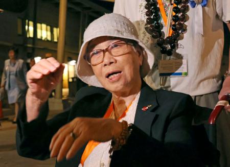 　式典参列後、日米融和への思いを語る長崎の被爆者本村チヨ子さん＝８日、米ハワイの真珠湾（共同）
