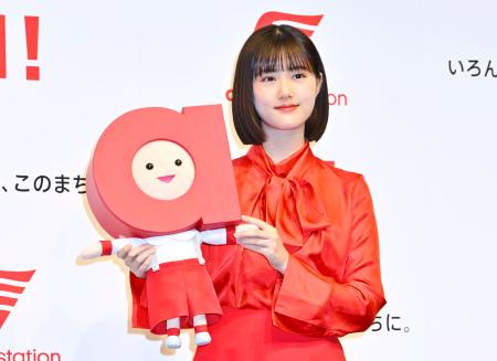 発表会に登場した原菜乃華＝９日、東京都中央区