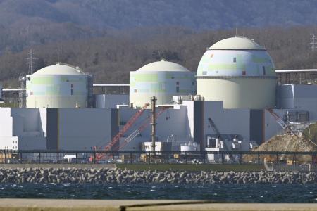 北海道泊村の北海道電力泊原発。右が３号機＝４月