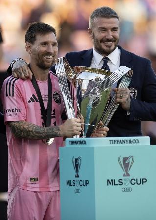 ＭＬＳカップの優勝トロフィーを持つマイアミのメッシ（左）と共同オーナーのベッカム氏＝米フォートローダーデール（ゲッティ＝共同）