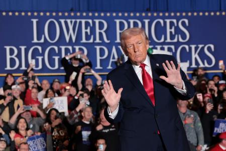 東部ペンシルベニア州での集会に登場したトランプ大統領＝９日、マウントポコノ（ロイター＝共同）