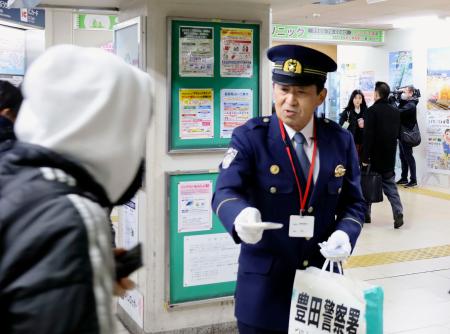 情報提供を呼びかける愛知県警豊田署の木村紀夫署長＝１０日朝、名鉄豊田市駅