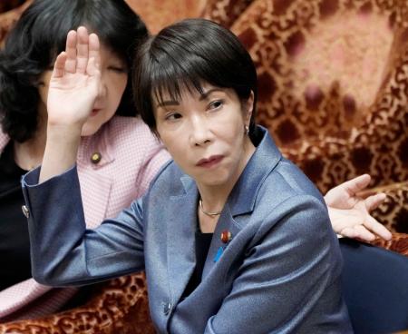 衆院予算委で答弁のため挙手する高市首相＝１０日午前