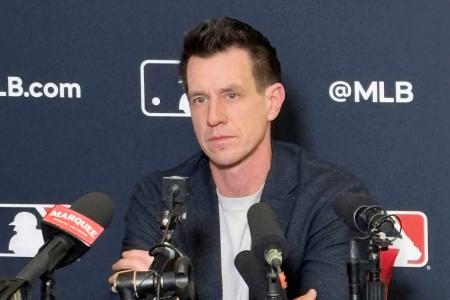 取材に応じるカブスのカウンセル監督＝９日、米フロリダ州オーランド（共同）