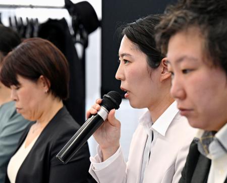 記者会見する福間香奈女流六冠＝１０日午前、大阪市北区