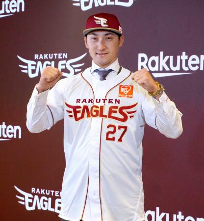 楽天の入団記者会見でユニホームを着てポーズをとる、ＤｅＮＡから移籍した伊藤光＝１０日、楽天モバイルパーク宮城