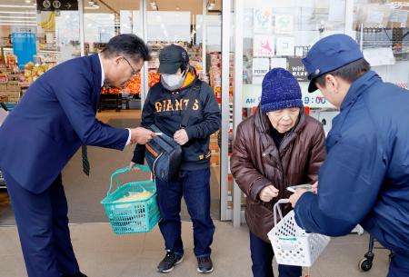 買い物客に情報提供を呼びかける富山県警捜査１課の奥村真一課長（左端）ら＝１０日午後、高岡市