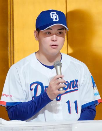 　中日の新入団選手発表記者会見で決意を語るドラフト１位の中西聖輝投手＝１０日、名古屋市