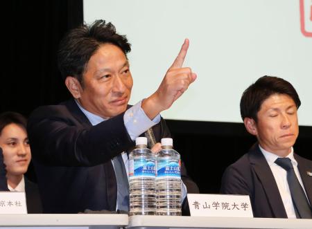 記者会見する青学大の原晋監督（左）＝１０日、東京都内
