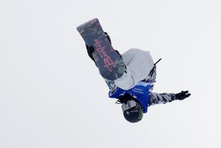 予選でエアを決める平野歩夢＝張家口・密苑（共同）