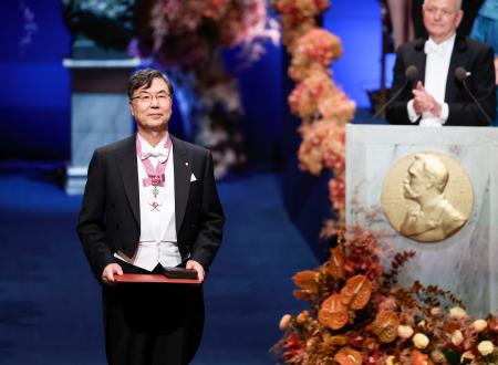 ノーベル賞授賞式で、生理学・医学賞のメダルと賞状を授与された坂口志文・大阪大特任教授=10日、ストックホルムのコンサートホール(共同)