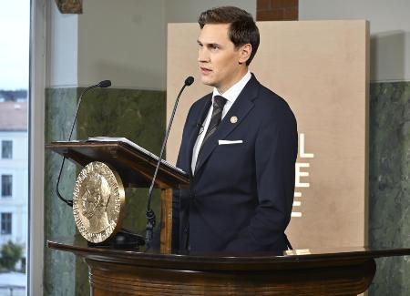 １０月、ノーベル平和賞の受賞者を発表するノルウェーのノーベル賞委員会のフリードネス委員長＝オスロ