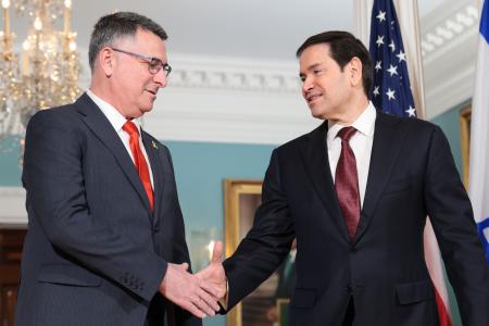 米国務省で握手するルビオ国務長官（右）とイスラエルのサール外相＝１０日、ワシントン（ゲッティ＝共同）