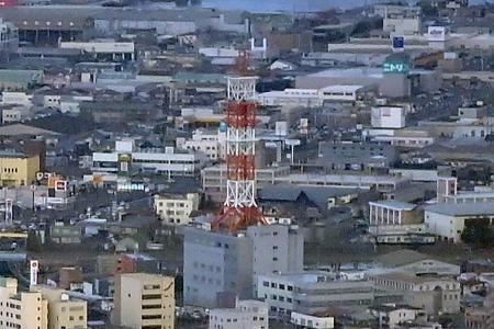 　青森県八戸市にある「ＮＴＴ青森八戸ビル」に設置された鉄塔＝９日（共同通信社機から）