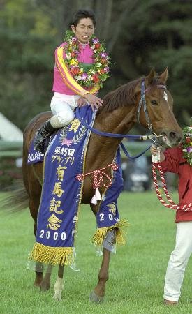 ２０００年、競馬の第４５回有馬記念を制したテイエムオペラオーと和田竜二騎手＝中山競馬場