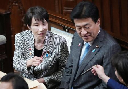 　高市首相（左）と木原官房長官＝１１月