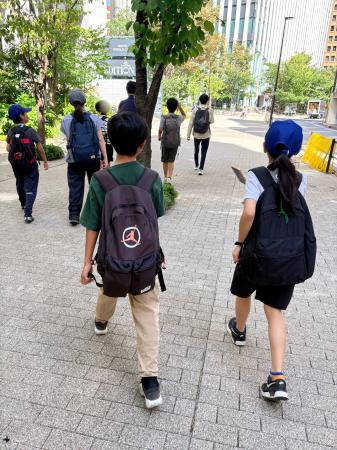 楽校が月に１回実施する野外授業の風景。子どもたちは主体的に行き先や過ごし方を決め、片道１時間の場所へ小さな旅をする（提供写真）