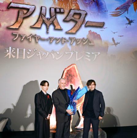 試写会イベントに登壇した(左から)宮世琉弥、ジェームズ・キャメロン監督、山崎貴監督=東京都新宿区