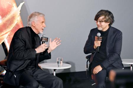 ジェームズ・キャメロン監督(左)と山崎貴監督=東京都新宿区